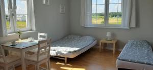 米耶伦科Kwatery Mielenko Patraj的一间卧室配有一张床、一张书桌和两个窗户。