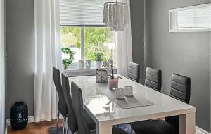 尤坎2 Bedroom Amazing Apartment In Rjukan的一间配备有白色桌椅的用餐室