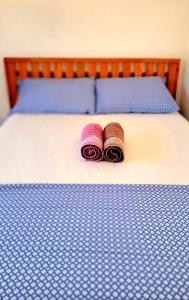 伊塔卡雷Praieira Hostel&Pousada的床上的两条毛巾