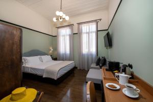 干尼亚Mosaic Venetian Harbour Suites的酒店客房配有一张床和一张桌子