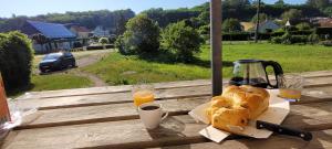 SeigyLa Graine de Beurre proche zoo de Beauval的一张桌子,上面放着一盘面包和橙汁