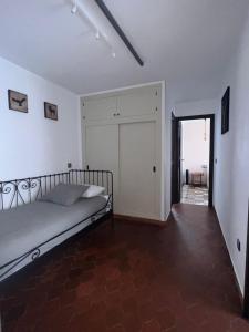 米哈斯Casa Olalla的一间卧室设有一张床,并有通往阳台的门