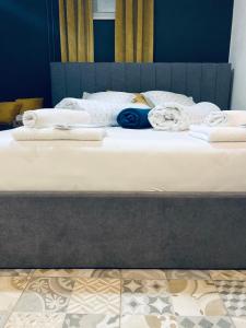 戈雷尼斯卡地区采尔克列Rooms & Apartment ZALA Airport shuttle option的一张带白色床单和毛巾的床
