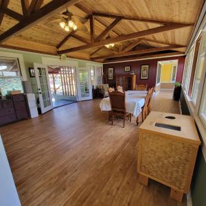 哈威Kohala Village INN的厨房以及带桌椅的用餐室。