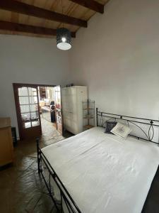 萨尔蒂villa athos的卧室配有一张白色大床