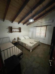 萨尔蒂villa athos的一间卧室设有两张床和窗户。