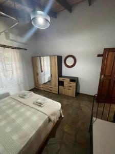 萨尔蒂villa athos的一间卧室配有一张大床和镜子