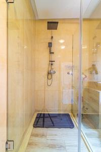 马拉喀什Caprice palace hivernage的浴室里设有玻璃门淋浴