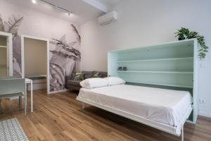 瓦伦西亚Marina Beach Apartments的一间卧室配有一张大床和一张沙发