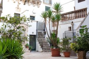 焦亚德尔科莱Dimora del Castellano的前面有楼梯和植物的建筑