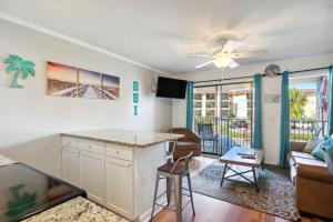 希尔顿黑德岛Hilton Head Vacation Rental Private Beach Access!的厨房以及带吊扇的客厅。
