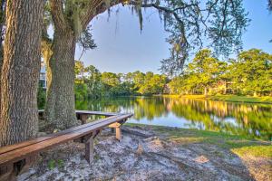 希尔顿黑德岛Hilton Head Vacation Rental Private Beach Access!的木凳,坐在湖边的树上