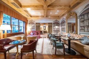 休斯顿休斯敦大公爵酒店的餐厅设有桌椅和窗户。