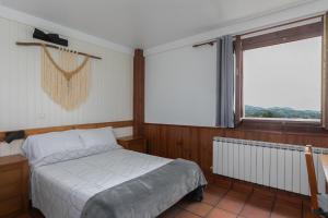 乌尔涅塔Agroturismo Kostegi的一间卧室设有一张床和一个大窗户