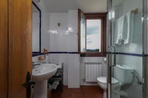 乌尔涅塔Agroturismo Kostegi的一间带水槽和卫生间的浴室以及窗户。