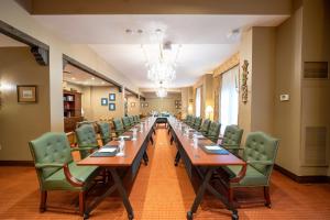 休斯顿休斯敦大公爵酒店的一张长桌,房间带绿椅