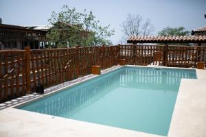 布德瓦Resort & Villas Carević的一个带木栅栏的游泳池