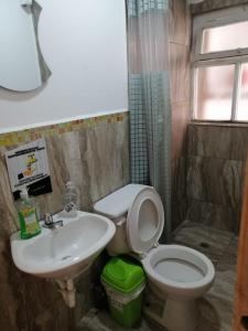 基多加拉帕戈斯自然生活旅舍的一间带卫生间和水槽的浴室