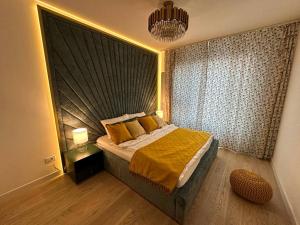 贝尔格莱德SuprStay - Belgrade Waterfront Luxury Apartment的一间卧室配有一张带大床头板的床