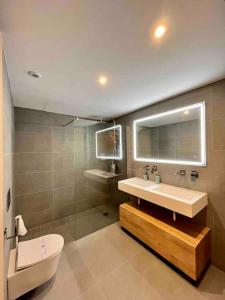 瓦伦西亚WeRentVLC - Espectacular Loft Duplex 1 hab的一间带水槽、卫生间和镜子的浴室