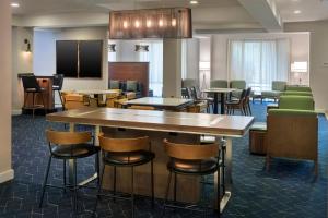 普利茅斯会议费城普利茅斯米庭万怡酒店的一间会议室,配有桌椅和黑板