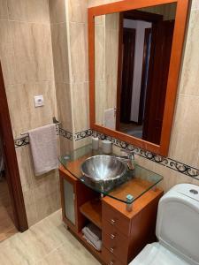 比利亚维西奥萨Maison Villaviciosa Asturias的一间带水槽和镜子的浴室