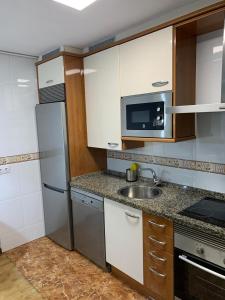 比利亚维西奥萨Maison Villaviciosa Asturias的厨房配有不锈钢冰箱和水槽
