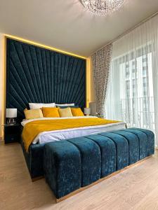 贝尔格莱德SuprStay - Belgrade Waterfront Luxury Studio的一间卧室配有一张大床和蓝色床头板