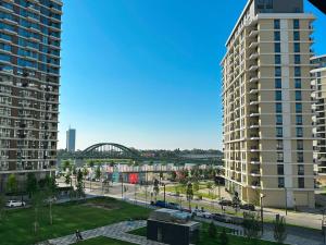 贝尔格莱德SuprStay - Belgrade Waterfront Luxury Studio的享有两座高楼城市的景致