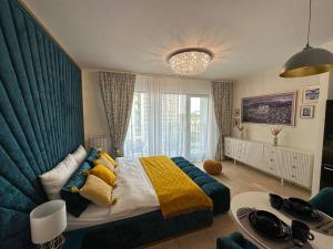 贝尔格莱德SuprStay - Belgrade Waterfront Luxury Studio的一间卧室配有黄色和蓝色的床