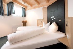瑟弗浩斯Haus Kristall的配有白色床单的酒店客房内的两张床