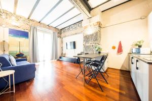 热那亚Loft Galata的客厅配有蓝色的沙发和桌子