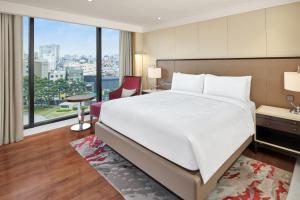 首尔首尔东大门广场JW万豪酒店的酒店客房设有一张床和一个大窗户