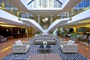 悉尼诺富特悉尼帕拉马塔酒店的大厅,在大楼里设有沙发和桌子