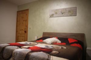 奥斯塔VILLA ADRY Mon Reve Holidays的一间卧室配有红色和白色的毯子