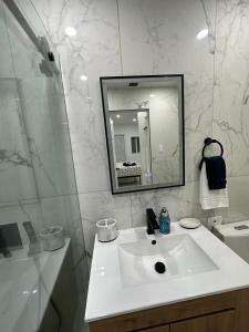 迈阿密Casa West Miami的白色的浴室设有水槽和镜子