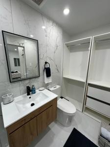迈阿密Casa West Miami的一间带水槽、卫生间和镜子的浴室