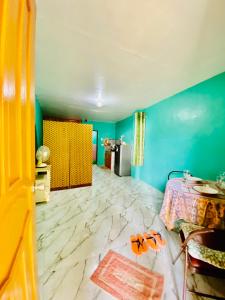 PanaboBudget-StudioRoom-Panabo-Homestay的一间拥有蓝色墙壁和大理石地板的卧室