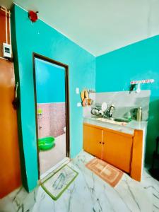 PanaboBudget-StudioRoom-Panabo-Homestay的一间带镜子和水槽的浴室