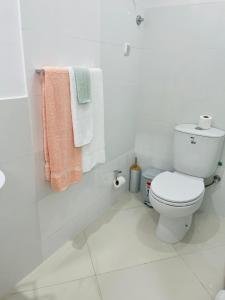 普拉亚Techas City Center Luxurious Suites & Rooms的白色的浴室设有卫生间和毛巾。