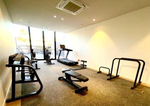 黄金海岸Ollies Place的一间健身房,里面设有数个健身器材