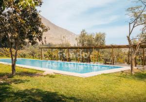 利马Fundo Achanqara Cieneguilla的一座山地游泳池