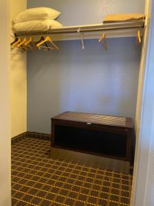 圣克鲁兹圣克鲁兹戴斯酒店的一间房间,配有一张床和一张长凳