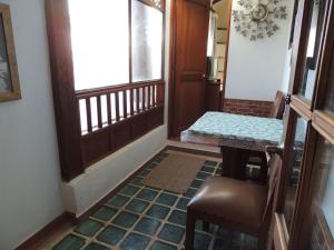 莱瓦镇Hotel Villa Cristina的走廊上设有桌子和阳台长凳