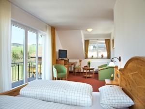 圣彼得伯格司徒布尔餐厅旅馆的酒店客房设有一张床和一个阳台。