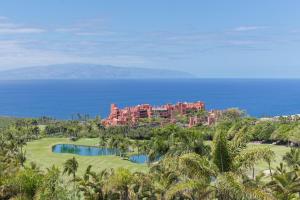 吉亚德伊索拉The Ritz-Carlton Tenerife, Abama的从高尔夫球场欣赏到度假村的景色