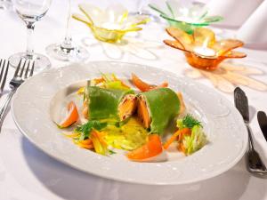 圣彼得伯格司徒布尔餐厅旅馆的桌上的白盘食物