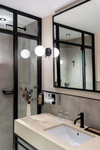 罗德里戈城罗德里戈城市旅馆的一间带水槽和大镜子的浴室