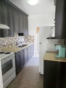 纳奈莫BlueBack BeachFront 2-Bedroom Private Apartment的厨房配有白色炉灶和白色冰箱。