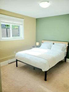 纳奈莫BlueBack BeachFront 2-Bedroom Private Apartment的卧室配有一张大白色床和窗户